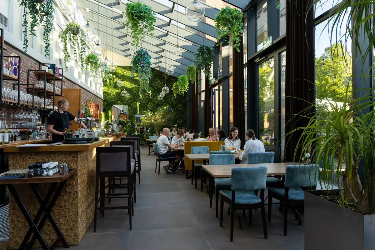 Grote groep in de serre van Brasserie Lenny