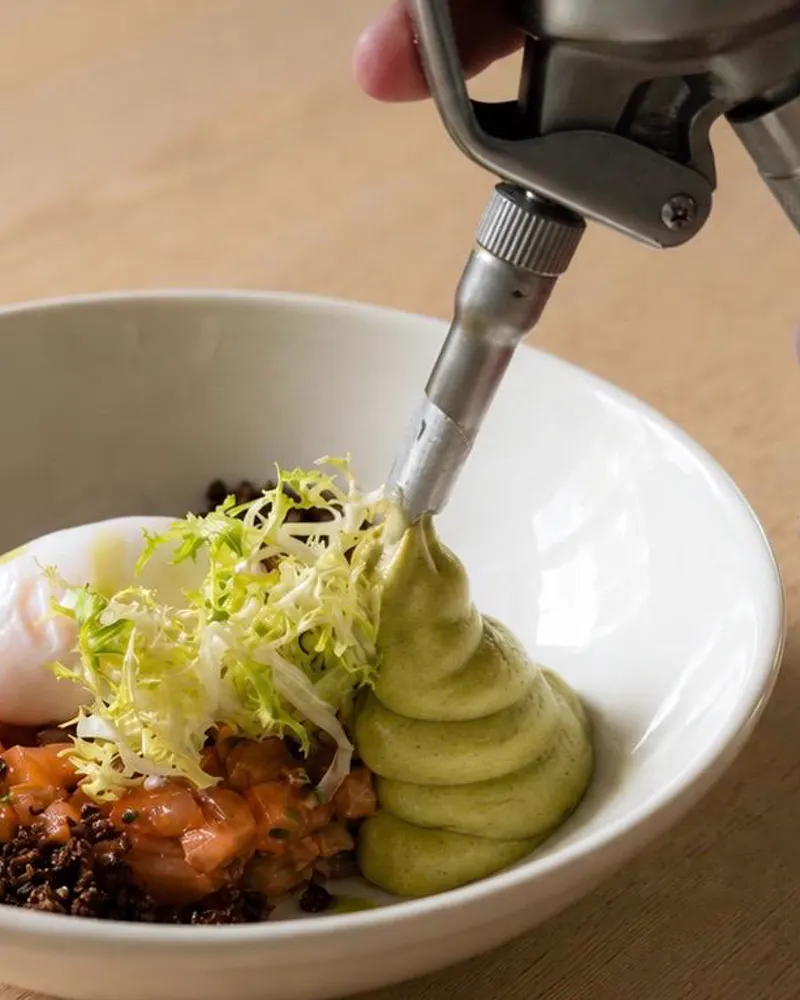 Tartare de Saumon, zalmtartaar met gepocheerd ei en dille bij Brasserie Lenny in Amsterdam-Oost