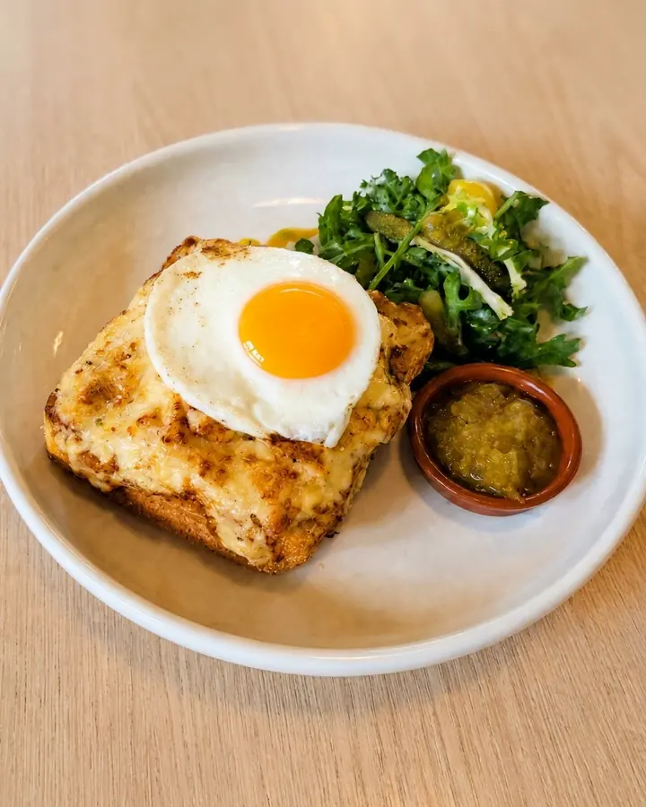 Croque Amsterdam op desembrood met Beemster Royaal, spiegelei en salade bij Brasserie Lenny in Amsterdam-Oost