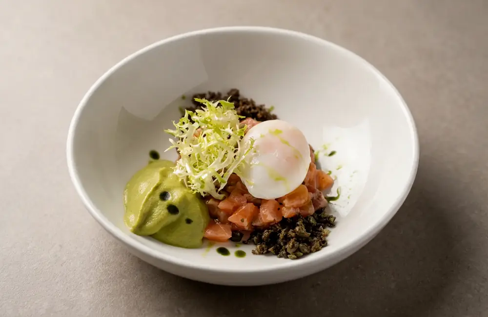 Zalmtartaar op de kaart van Brasserie Lenny Amsterdam Oost