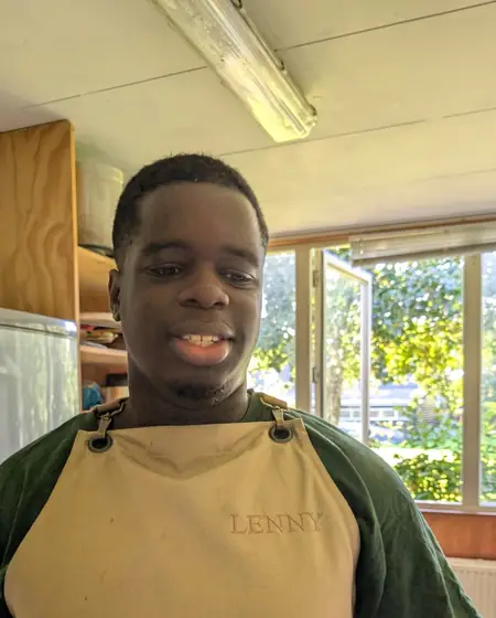 Ben, chef bij Brasserie Lenny en leider bij Elfregi Amsterdam, in het clubhuis