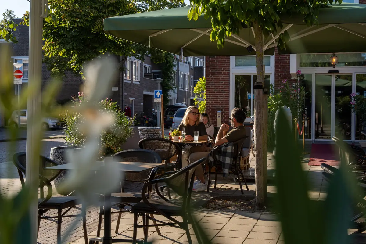 Terras Brasserie Lenny voor een last-minute diner in Amsterdam Oost