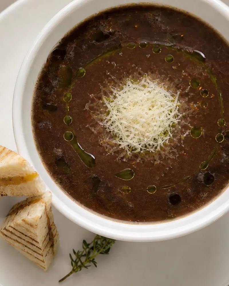Soupe à l’Oignon, Franse uiensoep met tosti van Zaans belegen bij Brasserie Lenny in Amsterdam-Oost
