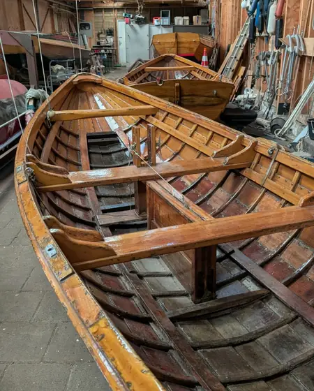 Binnenruimte van Elfregi Amsterdam met houten zeilboten bij de Nieuwe Meer