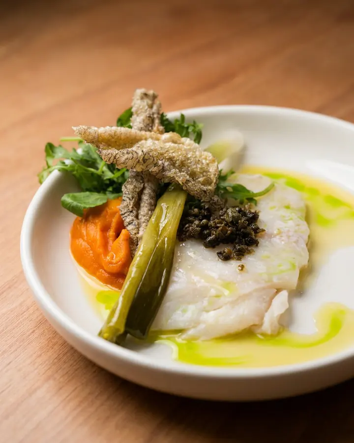Cabillaud au Beurre Noisette, kabeljauw met krokante huid, peen en kappers bij Brasserie Lenny in Amsterdam-Oost