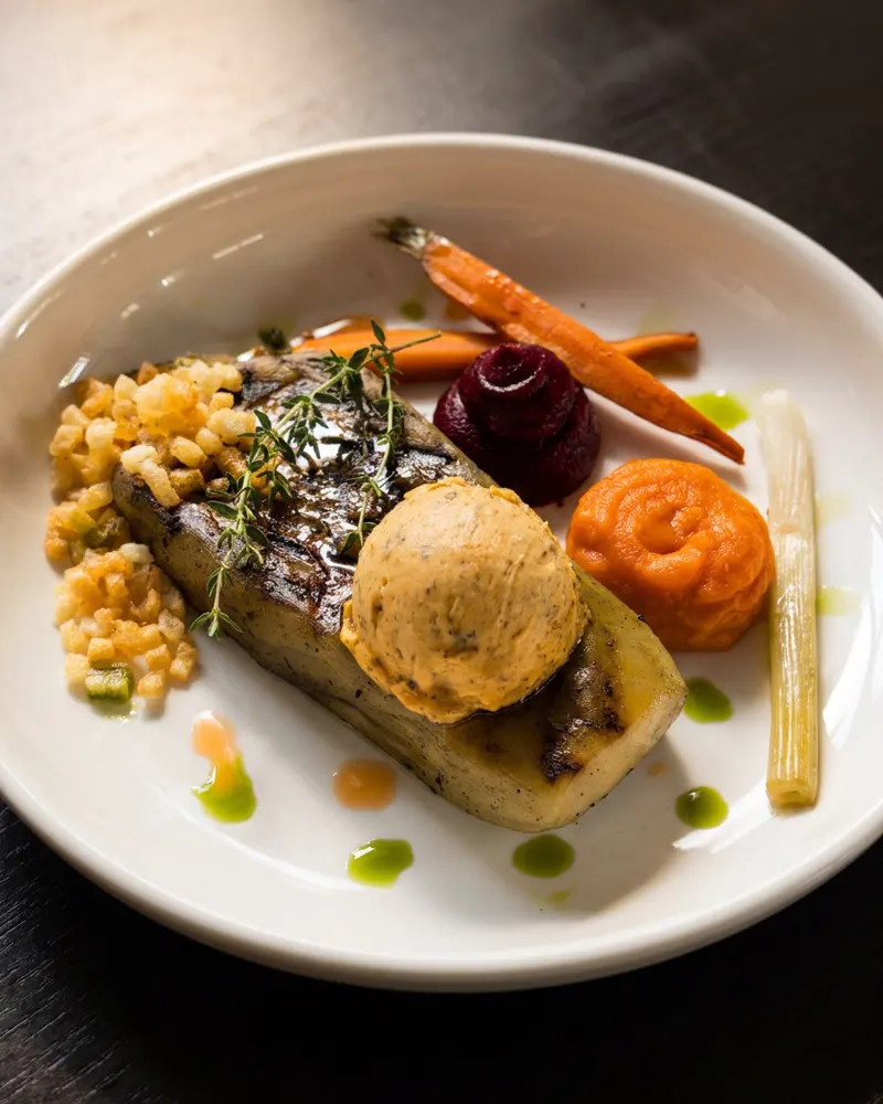 Aubergine Grillée met Café de Paris-boter, bieten en peen bij Brasserie Lenny in Amsterdam-Oost