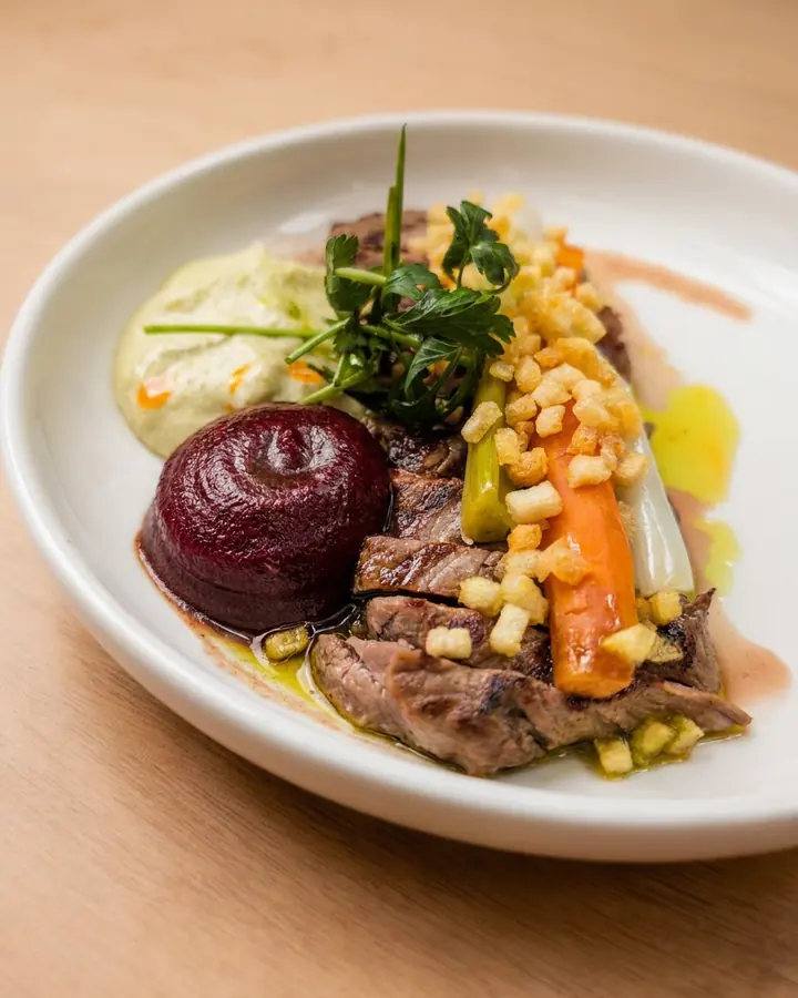 Entrecôte Grillée met gegrilde groenten, béarnaise en bietencrème bij Brasserie Lenny in Amsterdam-Oost