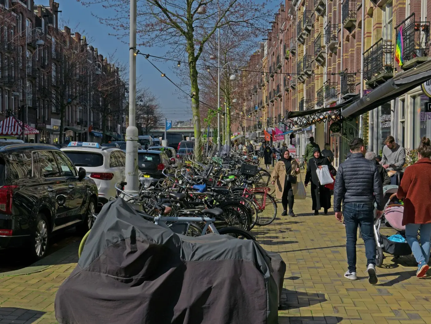 Amsterdam Oost ochtend — straatbeeld met zon in de Javastraat