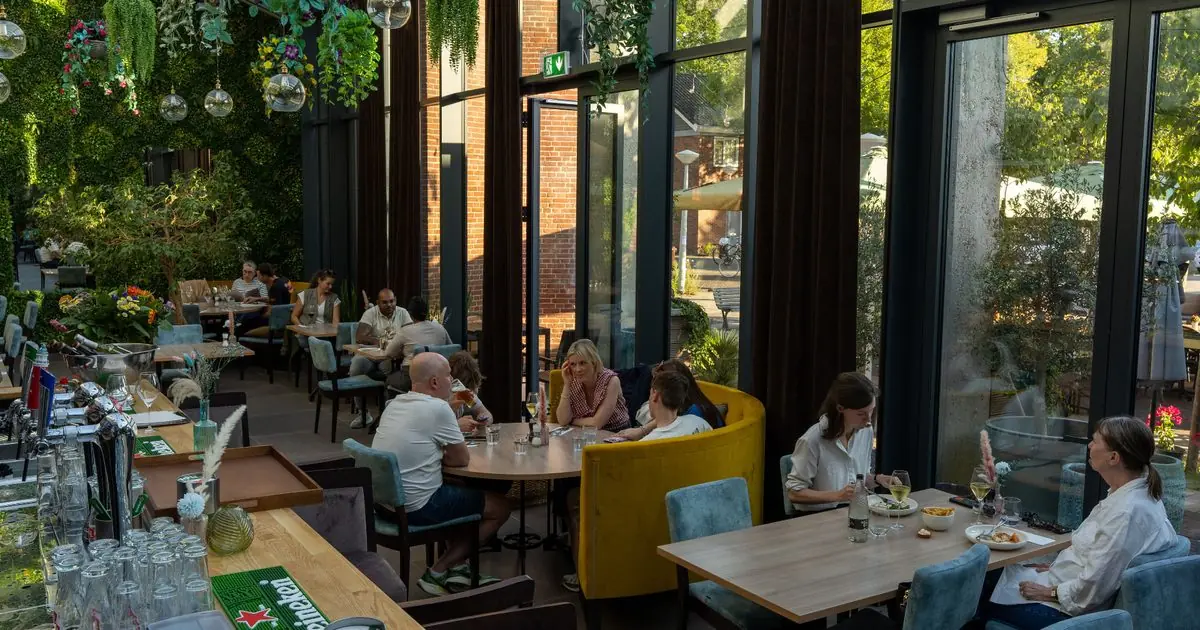 Brasserie Lenny Amsterdam Oost interieur — moderne Franse brasserie in voormalige kerk