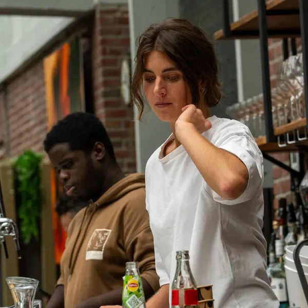 Het team van Brasserie Lenny achter de bar tijdens de voorbereiding aan de James Wattstraat, Amsterdam Oost