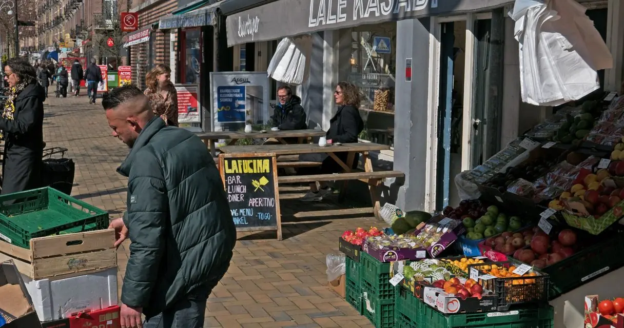 Café Amsterdam Oost — terras in de zomer, buurtsfeer
