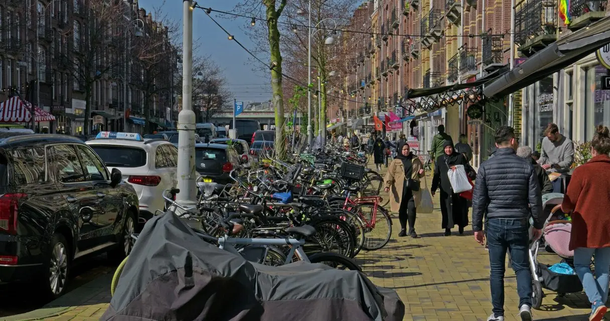 Javastraat Amsterdam Oost — levendige buurtstraat met cafés en terrassen