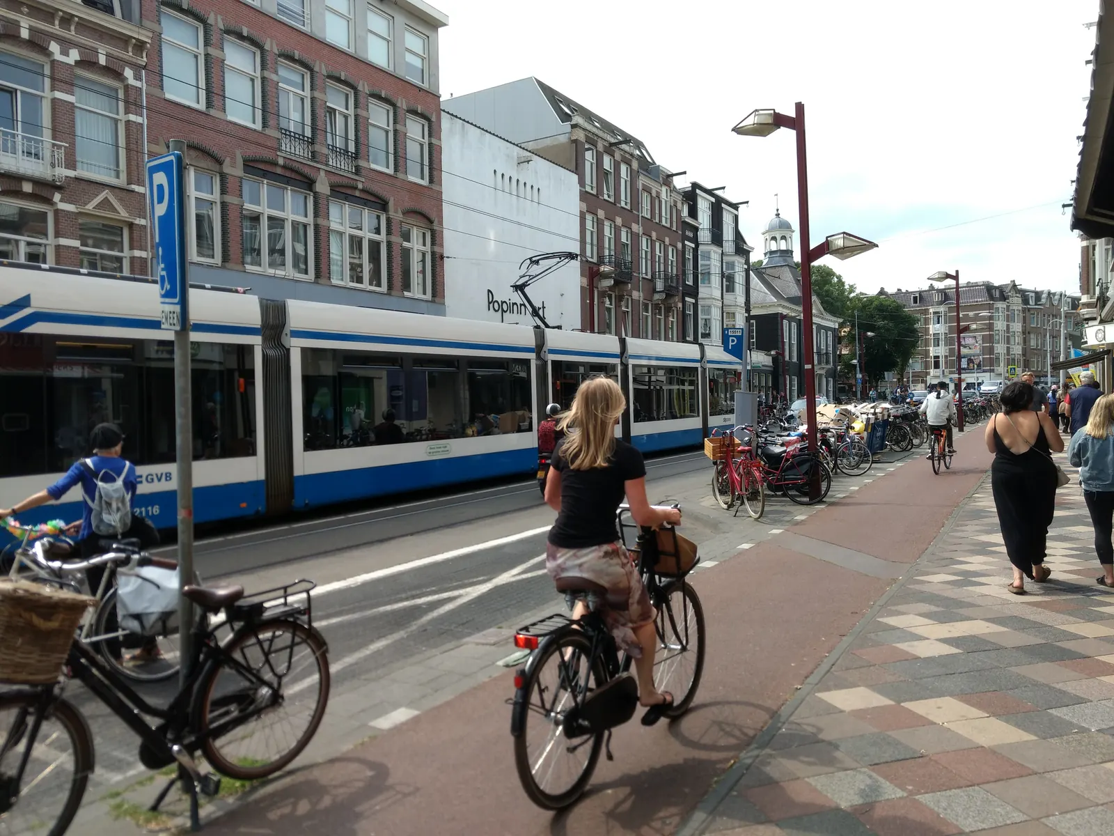 De Middenweg in de Watergraafsmeer, Amsterdam — de centrale as door de historische polder