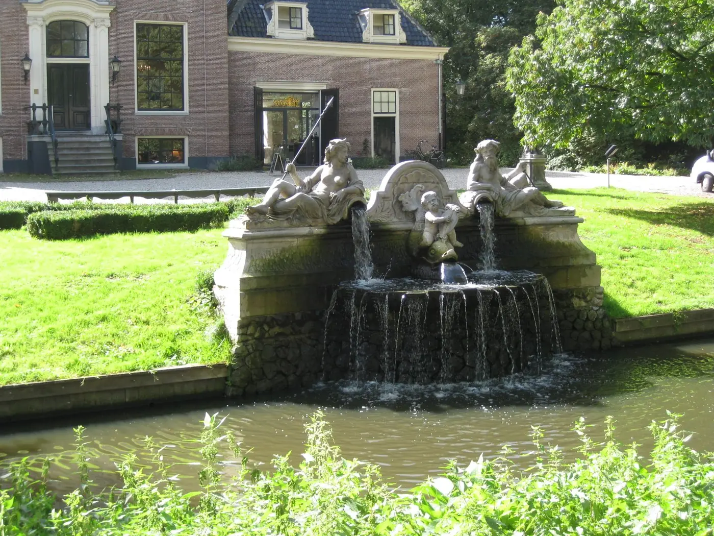 Marmeren fontein van stroomgoden voor Huize Frankendael