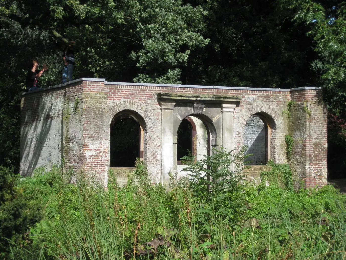 18de-eeuwse hermitage-ruïne op een eilandje in Park Frankendael